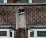 Het beeld is genesteld tussen de twee erkers van de 1e verdieping
<br/>
Richard Keijzer, 2015-08-13